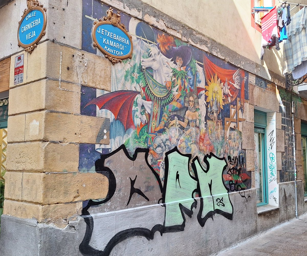 Hoy he aprendido que destruir un mural histórico, patrimonio del barrio, de un artista muy querido y ya fallecido, es activismo y contracultura urbana.
Y que criticarlo es conservadurismo boomer.
Para que luego digan que aquí no se aprende nada.
