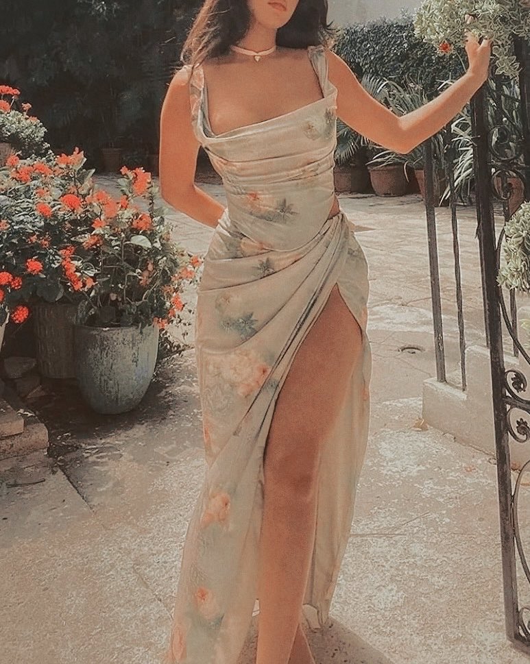 Arriving at #𝓣𝓱𝓮𝓒𝓱𝓸𝓸𝓼𝓮𝓷𝓑𝓻𝓲𝓭𝓮𝓼 wedding with the handsome <a href="/SerenusViridis/">phillip</a> on her arm, beaming a smile, Eloise sets out to search for the rest of their family. What a thrilling day!