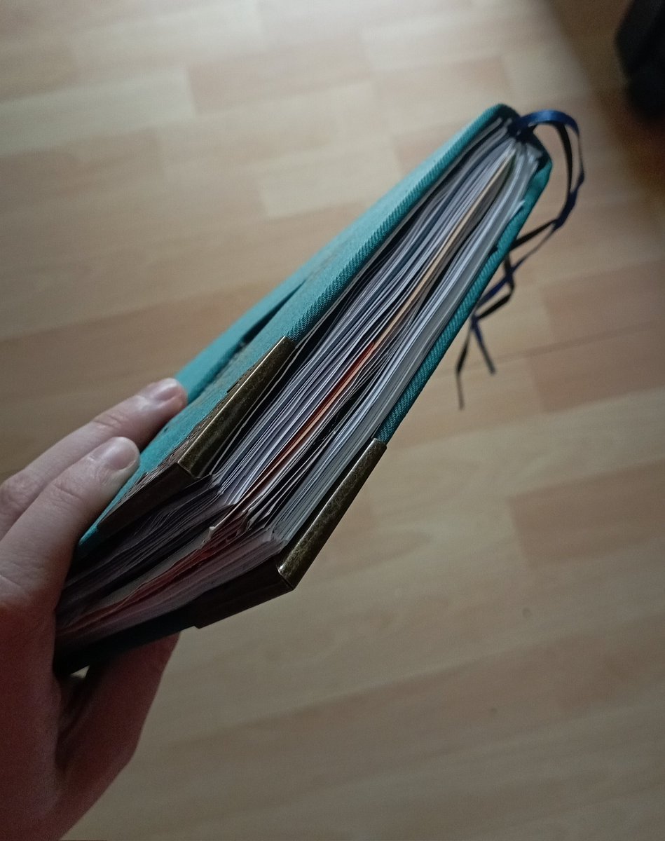 Скоро робити піврічну статистику в читацькому щоденнику
Думаю мб зробити відос, де я його гортаю? Вам було б цікаво?