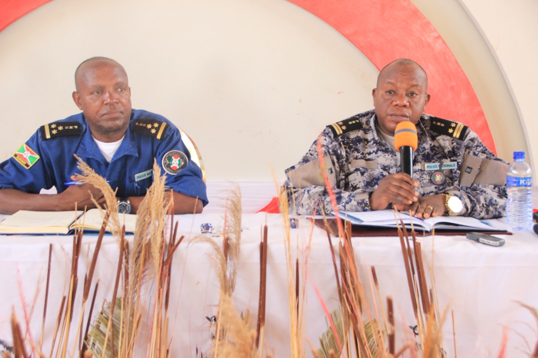 Police Nationale du Burundi (@burundi_police) on Twitter photo Umugenduzi Mukuru wa <a href="/Burundi_Police/">Police Nationale du Burundi</a> n'icegera ciwe bakoranije inyamiramabi (abapolisi) bakorera mu burere bw'igipolisi bwo hagati (Région Centre) i <a href="/Gitega/">Province Gitega</a> hamwe no mukarere kubuseruko (Région Est) i <a href="/MuyingaProvince/">Province Muyinga</a> aho barabiye hamwe ivyo baranguye mwaya mezi atatu aheze. Umugenduzi Mukuru wa <a href="/Burundi_Police/">Police Nationale du Burundi</a> n'icegera ciwe bakoranije inyamiramabi (abapolisi) bakorera mu burere bw'igipolisi bwo hagati (Région Centre) i <a href="/Gitega/">Province Gitega</a> hamwe no mukarere kubuseruko (Région Est) i <a href="/MuyingaProvince/">Province Muyinga</a> aho barabiye hamwe ivyo baranguye mwaya mezi atatu aheze.