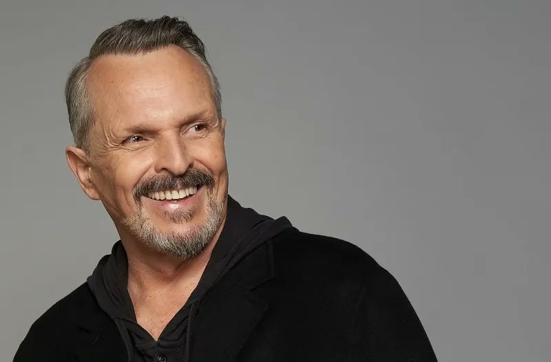 Miguel Bosé vuelve a los escenarios tras 8 años con el "Importante Tour". La gira, que comienza este sábado en Murcia, promete una puesta en escena espectacular y éxitos inolvidables como "Amante bandido" y "Nada particular". #MiguelBosé #ImportanteTour
