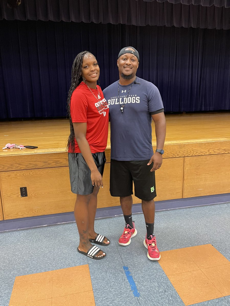 Coach <a href="/shawnsimmonss/">Shawn Simmons</a> building relationships with Rutgers WBB ❤️