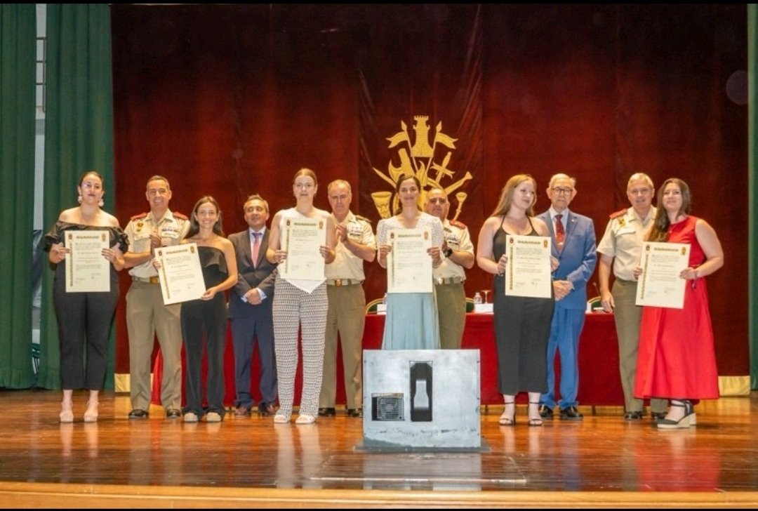 La titulada del Grado en Ingeniería Electrónica y Automática de la EUPT, Alexia Suárez Pérez, ha recibido el premio Academia General Militar al mejor expediente académico del curso 2023/24 de la EUPT
Damos desde aquí la enhorabuena a Alexia por esta distinción.