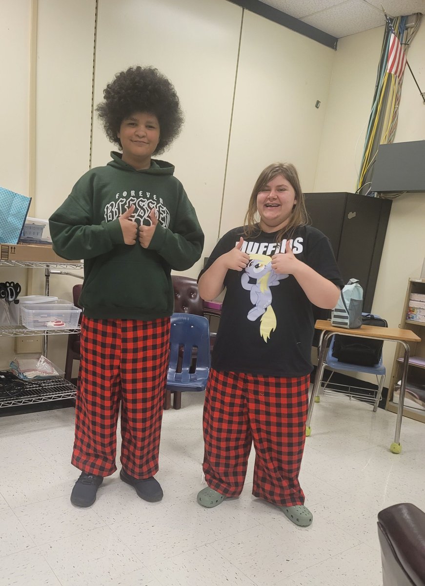 Jones Magnet Middle School Sewing Club grows in size and impact #WeAreHCS
hampton.k12.va.us/news/June25/Jo…