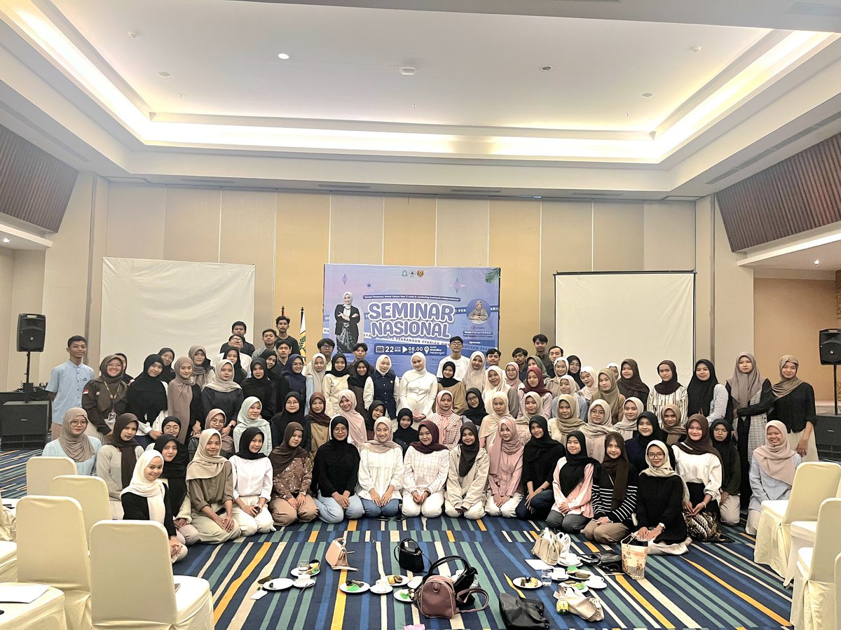 HMPS PS- Himpunan Mahasiswa Program Studi (HMPS) Perbankan Syariah Universitas K. H.  Abdurrahman Wahid melalui departemen Pengembangan Intelektual sukses menggelar Seminar Nasional pada, Minggu 22/08/2025 di ballroom Hotel Santika Pekalongan yang diikuti oleh mahasiswa dan umum.