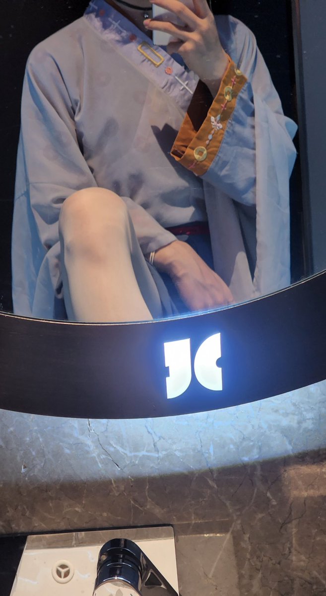 今日OOTD
白丝真的很适合配汉服！！！
外出大部分情况也不会被人看到蛐蛐