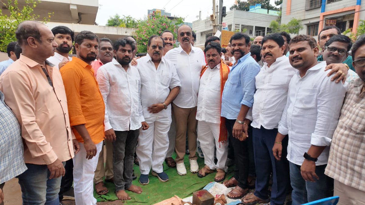 BolisettiSrinu's tweet image. ఈరోజు తాడేపల్లిగూడెం 19వ వార్డులో రూ.53 లక్షల వ్యయంతో చేపట్టనున్న సిసి రోడ్ల నిర్మాణానికి భవన కార్మికుల సంక్షేమ బోర్డు చైర్మన్ @ValavalaBabji గారు, బీజేపీ ఇంచార్జ్ ఈతకోట తాతాజీ గారితో కలిసి శంకుస్థాపన చేయడం సంతోషంగా 
#BolisettiForPeople
#DevelopmentFirst 
#IdhiManchiPrabhutvam