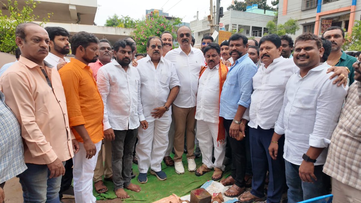 BolisettiSrinu's tweet image. ఈరోజు తాడేపల్లిగూడెం 19వ వార్డులో రూ.53 లక్షల వ్యయంతో చేపట్టనున్న సిసి రోడ్ల నిర్మాణానికి భవన కార్మికుల సంక్షేమ బోర్డు చైర్మన్ @ValavalaBabji గారు, బీజేపీ ఇంచార్జ్ ఈతకోట తాతాజీ గారితో కలిసి శంకుస్థాపన చేయడం సంతోషంగా 
#BolisettiForPeople
#DevelopmentFirst 
#IdhiManchiPrabhutvam