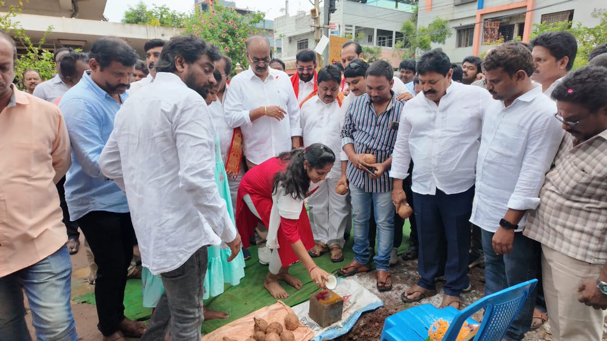 BolisettiSrinu's tweet image. ఈరోజు తాడేపల్లిగూడెం 19వ వార్డులో రూ.53 లక్షల వ్యయంతో చేపట్టనున్న సిసి రోడ్ల నిర్మాణానికి భవన కార్మికుల సంక్షేమ బోర్డు చైర్మన్ @ValavalaBabji గారు, బీజేపీ ఇంచార్జ్ ఈతకోట తాతాజీ గారితో కలిసి శంకుస్థాపన చేయడం సంతోషంగా 
#BolisettiForPeople
#DevelopmentFirst 
#IdhiManchiPrabhutvam