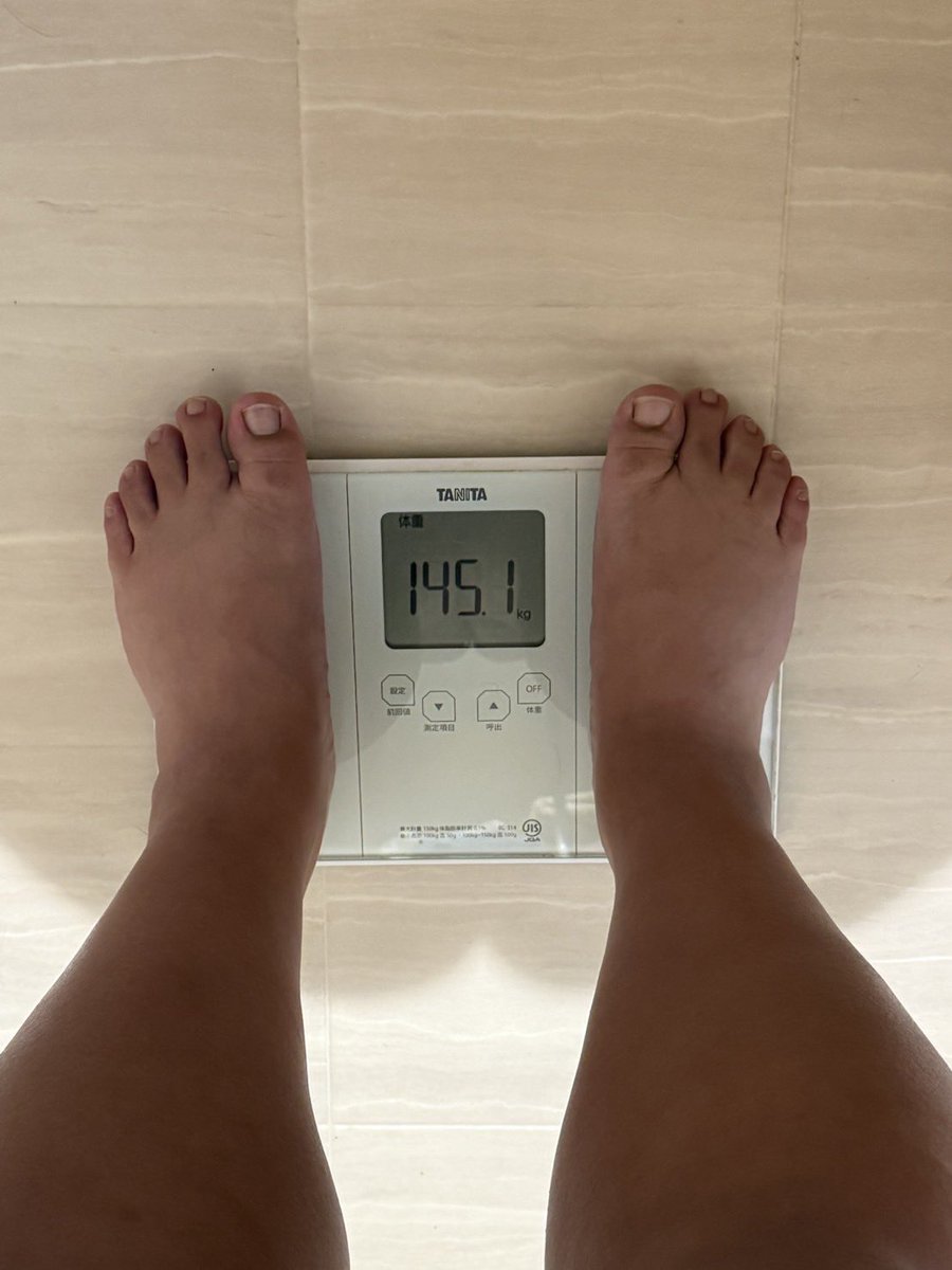 1ヶ月小麦を抜いた真べぇ先生の体重はこちら💁‍♀️
約4キロ減👏👏👏
とにかく小麦が入っている食べ物を控え🌾
それ以外は普通に食べまくっていたそう🍴
それだけで4キロ減ったんですね‼️
これは試す価値あり？！😄
次は小麦＋夜糖質を控えるダイエットを始めるそうです👍また結果報告は1ヶ月後🔥
#らじこー