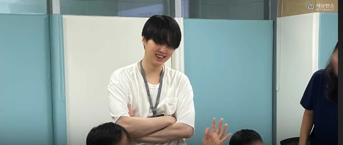 kiss_seven7's tweet photo. 👩🏻‍⚕️: “Algo curioso es que, aunque les dijimos a los padres que Suga era asistente de terapia y voluntario, los niños no sabían quién era. Solo pensaban que era el ‘profesor de música’.
Participaron todo el tiempo sin saber que era SUGA.” https://t.co/jie3EsYIl7