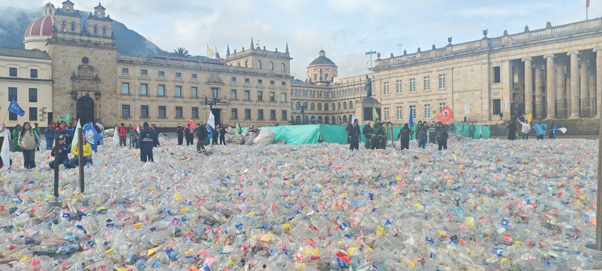 Necesarios para el ecosistema, invisibles para el sistema, frente a la explotación de la industria y la intermediación a los recicladores nos queda la organización <a href="/cielo_rusinque/">Cielo Rusinque Urrego🇨🇴🇫🇷</a> <a href="/cracolombia/">Comisión de Regulación Agua y Saneamiento Básico</a> <a href="/MinAmbienteCo/">MinAmbiente Colombia</a> <a href="/petrogustavo/">Gustavo Petro</a> <a href="/Minvivienda/">Minvivienda</a> <a href="/ANRColombia/">ANR Colombia</a> <a href="/ARBBogota/">Nohra Padilla</a>
