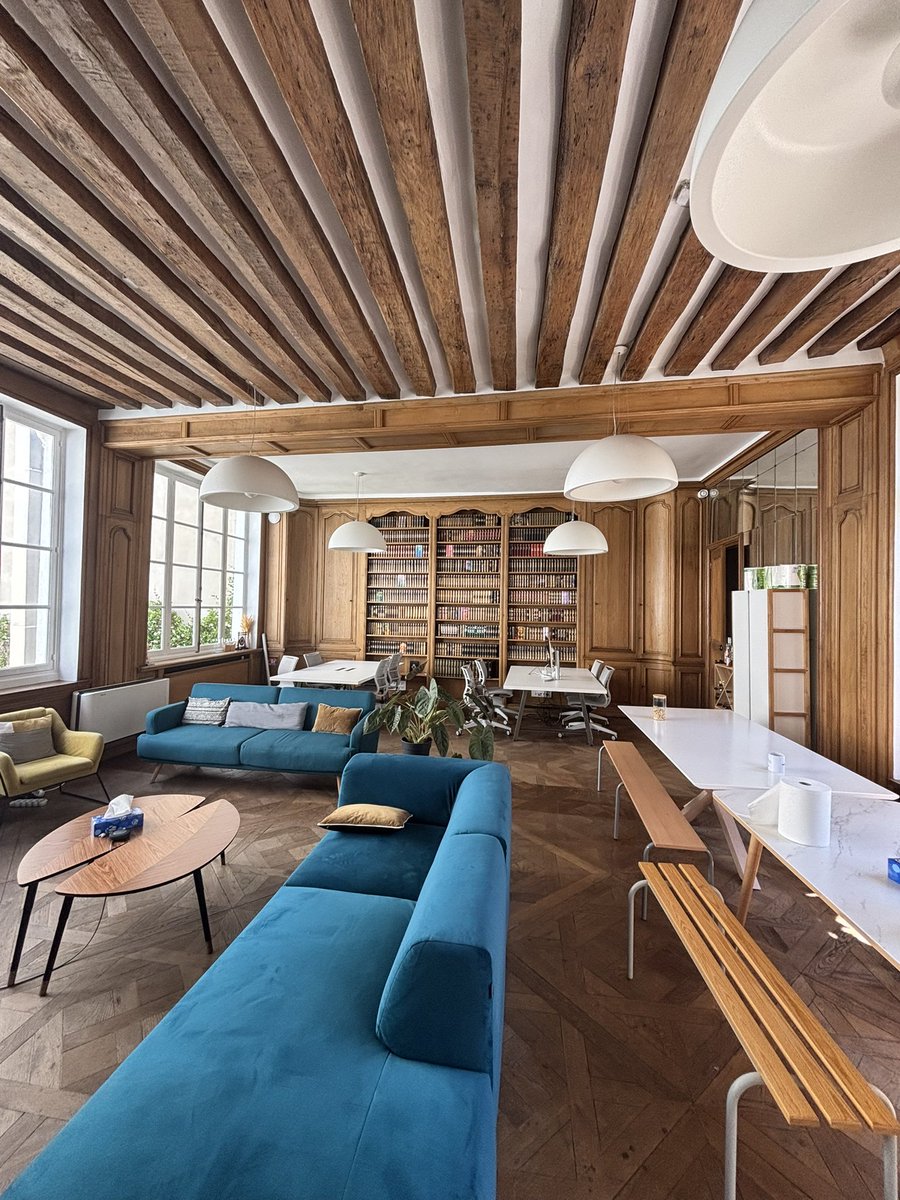 Average startup office room in Paris.
Gorgeous af.