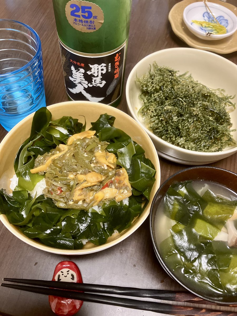 あちこちでその地のものを入手するから、たまに食卓がプチ贅沢になる。

岩手県産ほや・めかぶ三升漬。
沖縄県東村の海ぶどう（クビレズタ）。
大分県中津市の麦焼酎「耶馬美人」。

箸置きは福島県の会津本郷焼。