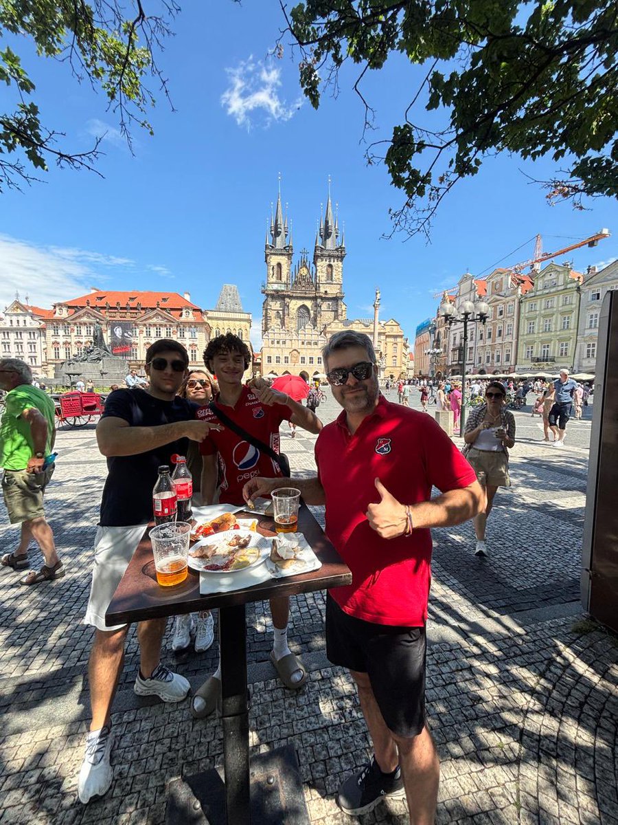 <a href="/DIM_Oficial/">DIM</a> desde Praga con el rojitooo!!! <a href="/JFCadavid/">Juan Felipe Cadavid</a>  <a href="/Dimilancito/">Geronimo El Diamante Mancilla</a> <a href="/elgeneral1350/">Marco Antonio Hoyos</a> <a href="/ElDelMedallo/">Cabe</a> <a href="/EduardoLuisFut/">Eduardo Luis López T</a>