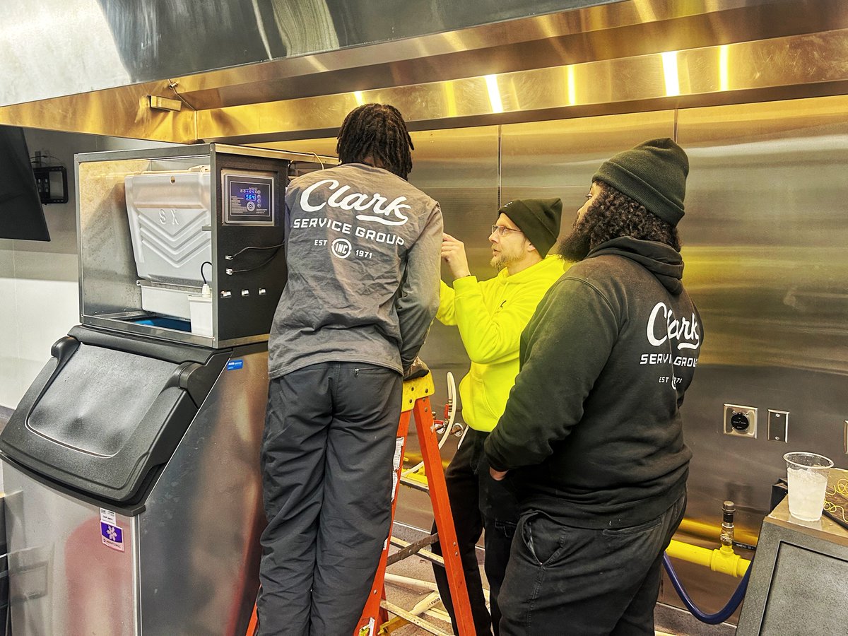 ClarkServiceGrp's tweet photo. We know that preparation leads to performance—and we’re heading into our busiest season ready to deliver with confidence, consistency, and care. 👊
#TrainingMatters #ClarkServiceGroup #TechnicalExcellence #FieldReady #TeamClark https://t.co/Zqrjj3B8yN