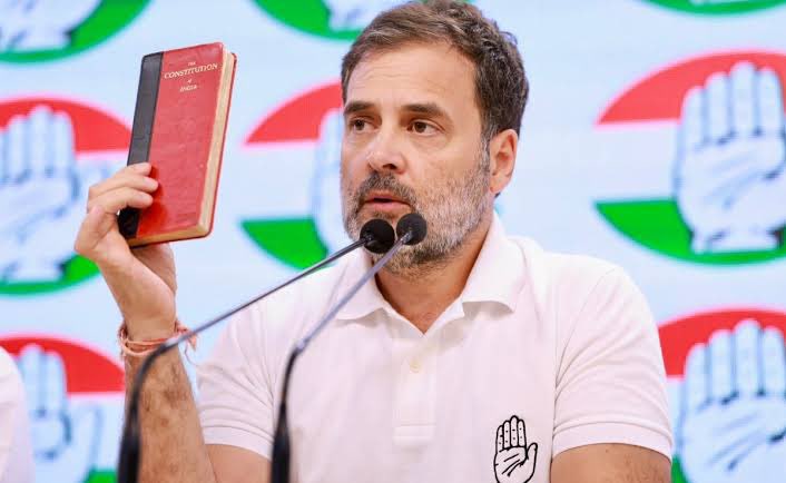चुनाव आयोग ने राहुल गांधी को लेटर के जरिए वार्ता करने के लिए बुलाया है,महाराष्ट्र चुनाव में हुए धांधली पर राहुल गांधी मुखरता से आवाज उठा रहे थे।