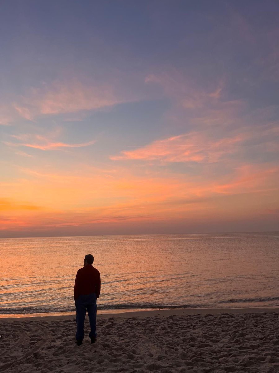 No, no es la Malagueta en la noche de San Juan. Son las playas de Cape Cod, Massachusetts, donde me encuentro rodando estos dias una película. Un saludo a todos desde este bello lugar.

No, this is not the #Malaga beach the night of San Juan. This is the beach of Cape Cod,