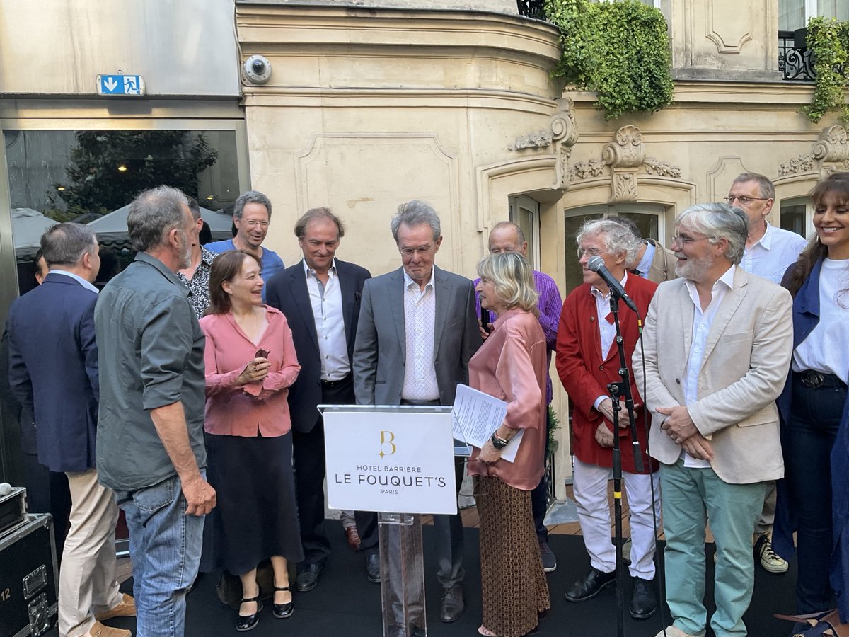Très belle soirée que celle d’hier sur le roof top du Fouquet’s où le Prix Marcel Pagnol fêtait ses vingt-cinq ans en couronnant Jean-Paul Kauffmann pour son livre « L’Accident », en compagnie de plusieurs de nos anciens lauréats !