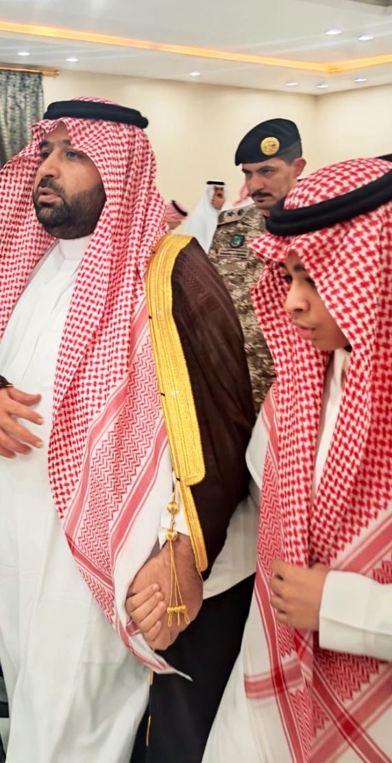 ZYAD_MOHARQ's tweet photo. أتقدّم بجزيل الشكر والامتنان لصاحب السمو الملكي الأمير محمد بن عبدالعزير ، أمير منطقة جازان، على تعازيه ومواساته الكريمة في وفاة والدي – رحمه الله –وقوله لي
“ناقصك شيء تعال عندي الإمارة”
تلك المواساة التي خففت مصابنا، وتجسيد أصالة القيادة وقربها من أبناء الوطن
رحم الله #موسى_محرق https://t.co/40ZqIwBHIY
