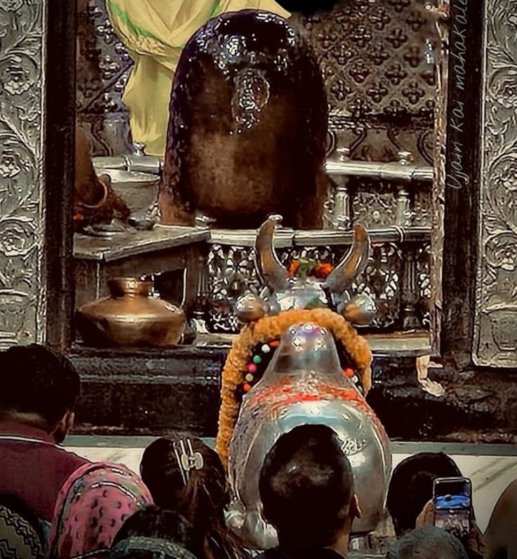 नंदी की नजर शिव पर टिकी,भक्ति में लीन एकाकार।
महाकाल के दर पर सजी, श्रद्धा का दरबार।
शिवलिंग से बहती शांति, मन को दे आनंद अपार।
हर हर महादेव की गूंज,मिटे जीवन का हर विकार।
ॐ नमः शिवाय, हर हर महादेव।।