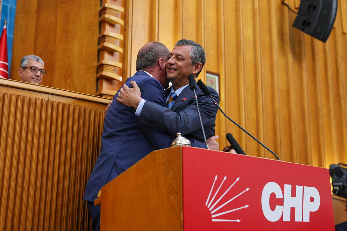 CHP İletişim (@chp_iletisim) on Twitter photo Yıllar da geçse insanın kalbi hep babaocağında asılı kalır.
Anlarsın, ait olduğun yer, huzur duyduğun yer hep aynı: Babaocağı.
Döndüğünde hiçbir şey sormaz sana, sadece sarılır.
Hoş geldin <a href="/vekilince/">Muharrem İNCE</a> hoş geldin… Yıllar da geçse insanın kalbi hep babaocağında asılı kalır.
Anlarsın, ait olduğun yer, huzur duyduğun yer hep aynı: Babaocağı.
Döndüğünde hiçbir şey sormaz sana, sadece sarılır.
Hoş geldin <a href="/vekilince/">Muharrem İNCE</a> hoş geldin…