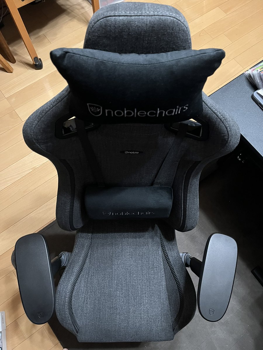 noblechairs EPIC COMPACT を買ったけど、私は背が低いのでぴったりの椅子だった。背が高い人には小さいと思う。
