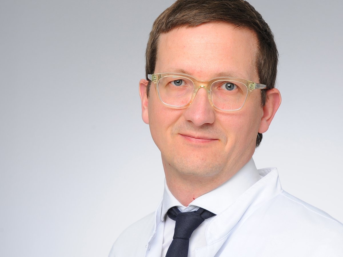 Ein Team der #UniklinikKöln hat unter Leitung von Prof. Dr. Dr. Roland Ullrich einen neuen Resistenzmechanismus bei der #CAR_T-Zelltherapie entdeckt. Ziel: wirksamere Behandlung beim aggressiven B-Zell-Lymphom. Mehr lesen: uk-koeln.de/uniklinik-koel…