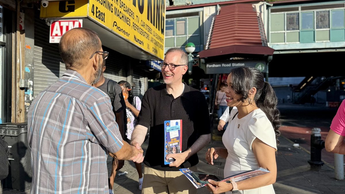 jackplobel's tweet image. A longtime champion of tenants, teachers, healthcare pros, and all New Yorkers.
Today’s the day to elect @MarkLevineNYC as NYC comptroller!