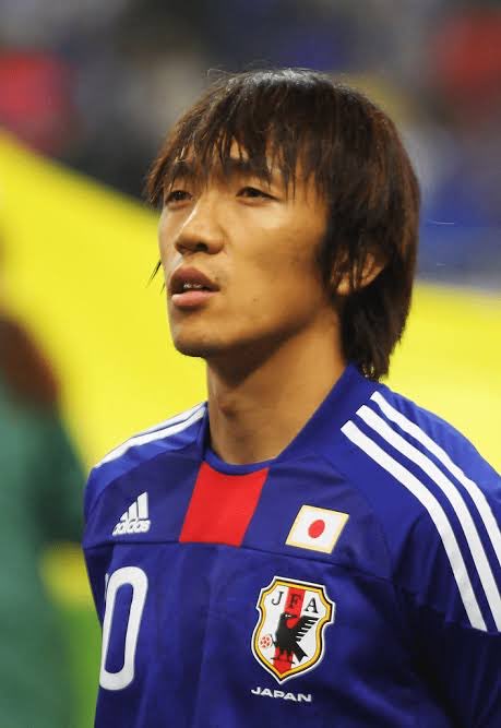 JInsiderBR's tweet photo. Hoje é aniversário do LENDÁRIO meio-campista japonês, Shunsuke Nakamura!! Com certeza você o conhece!

São mais de 400 jogos na J.League e 73 gols jogando por Yokohama Marinos, Júbilo Iwata e Yokohama FC!

Foi 2x o MVP da J.League, campeão da Copa do Imperador e, com a seleção japonesa, venceu 2x a Copa da Ásia!

Uma lenda que hoje completa 47 anos de idade! Feliz aniversário!