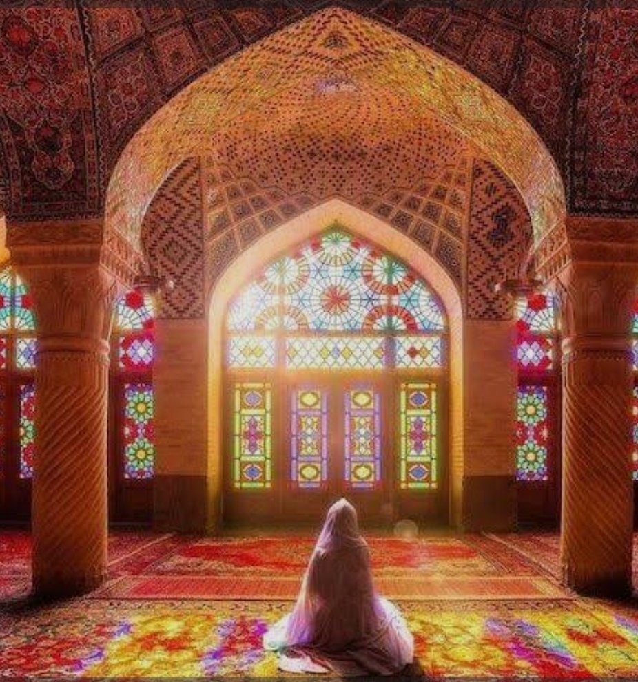 Appena possibile vorrei andare a visitare l'Iran che vanta una ricchissima eredità culturale, con arte e architettura che riflettono una storia antica di centinaia di migliaia di anni e l'influenza di diverse civiltà.
Spero si possa presto...