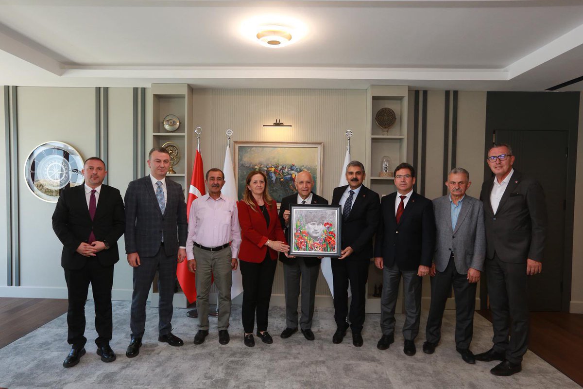 Yenimahalle Belediye Başkanımız Sayın Fethi Yaşar ile birlikte, DİSK Genel Başkanı Sayın Arzu Çerkezoğlu’nu ve Genel-İş Sendikası Genel Başkanı Sayın Remzi Çalışkan’ı ziyaret ettik.

Emek ve dayanışma üzerine son derece verimli bir sohbet gerçekleştirdik. Nazik