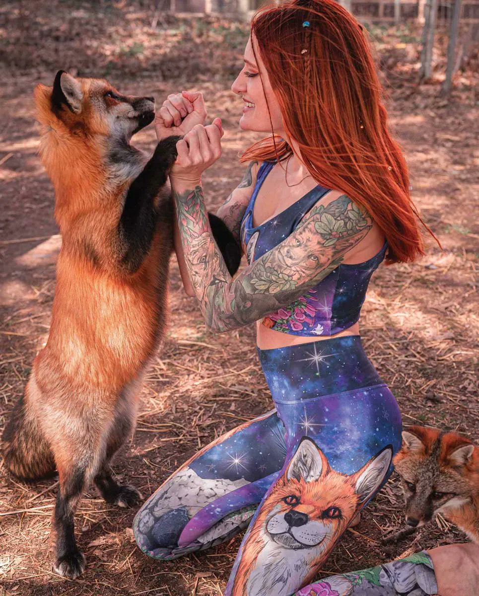 1/7

Mikayla Raines, a 29-year-old mother and fox rescuer, tragically died by suicide. 

She was relentlessly abused online

Read On 🧵⬇️#MikaylaRaines