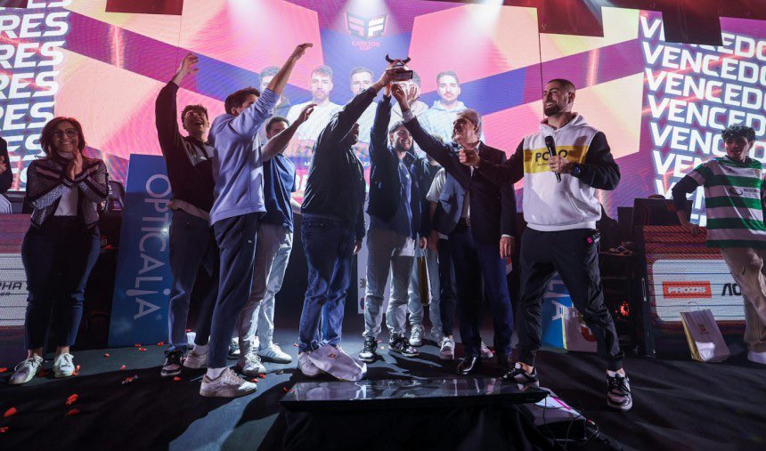 Quizás una de las mejores temporadas de un equipo español en cuanto a grindeo y trabajo.

Sin sueldo. Sin club. Apostando todo por ellos.

Los datos en espectadores hablan por sí solos y el seguimiento de la comunidad está a la altura de grandes momentos en otros clubes.