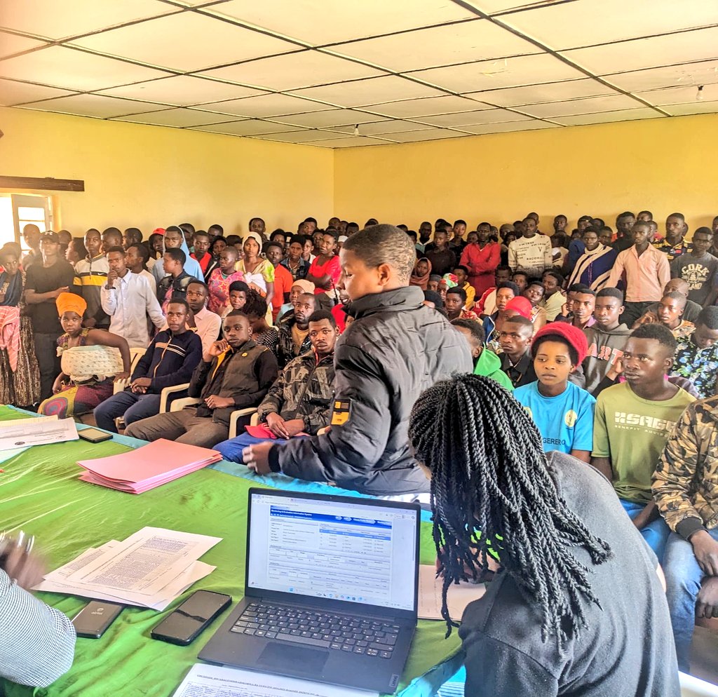 GicumbiN's tweet photo. Ubwitabire bwari bwose ku rubyiruko rwa @GicumbiDistrict #Rutaresector mu gikorwa cyo gusuzuma imihigo y'inama y'igihugu y'urubyiruko aho itsinda ryasuye uyu murenge ryabaganirije ku kwihangira umurimo ,gukorera ubushake no kwirinda ibiyobyabwenge. https://t.co/iCbbsWcLKU