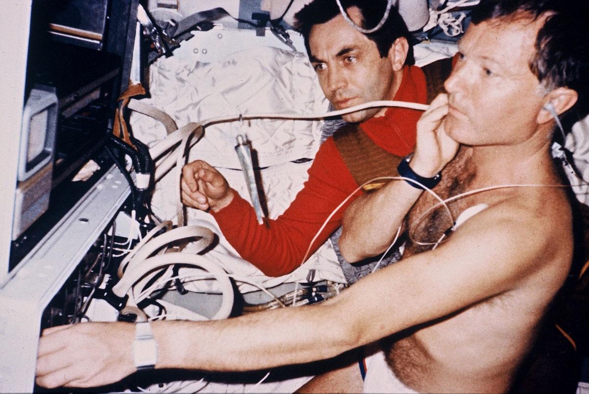 PVH, pour Premier Vol Habité 🧑‍🚀🚀 : c’est le nom de la mission de Jean-Loup Chrétien, premier français dans l’espace... La tradition de donner aux missions françaises le nom d’une étoile ou d’une constellation n’existait pas encore !

Jean-Loup Chrétien décolle le 24 juin 1982 à
