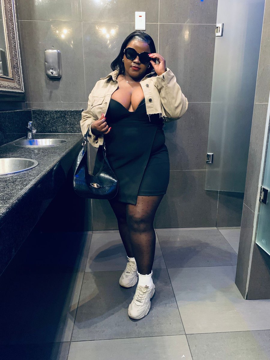 DlaminyPenelope's tweet image. Slaying the game, even in the bathroom