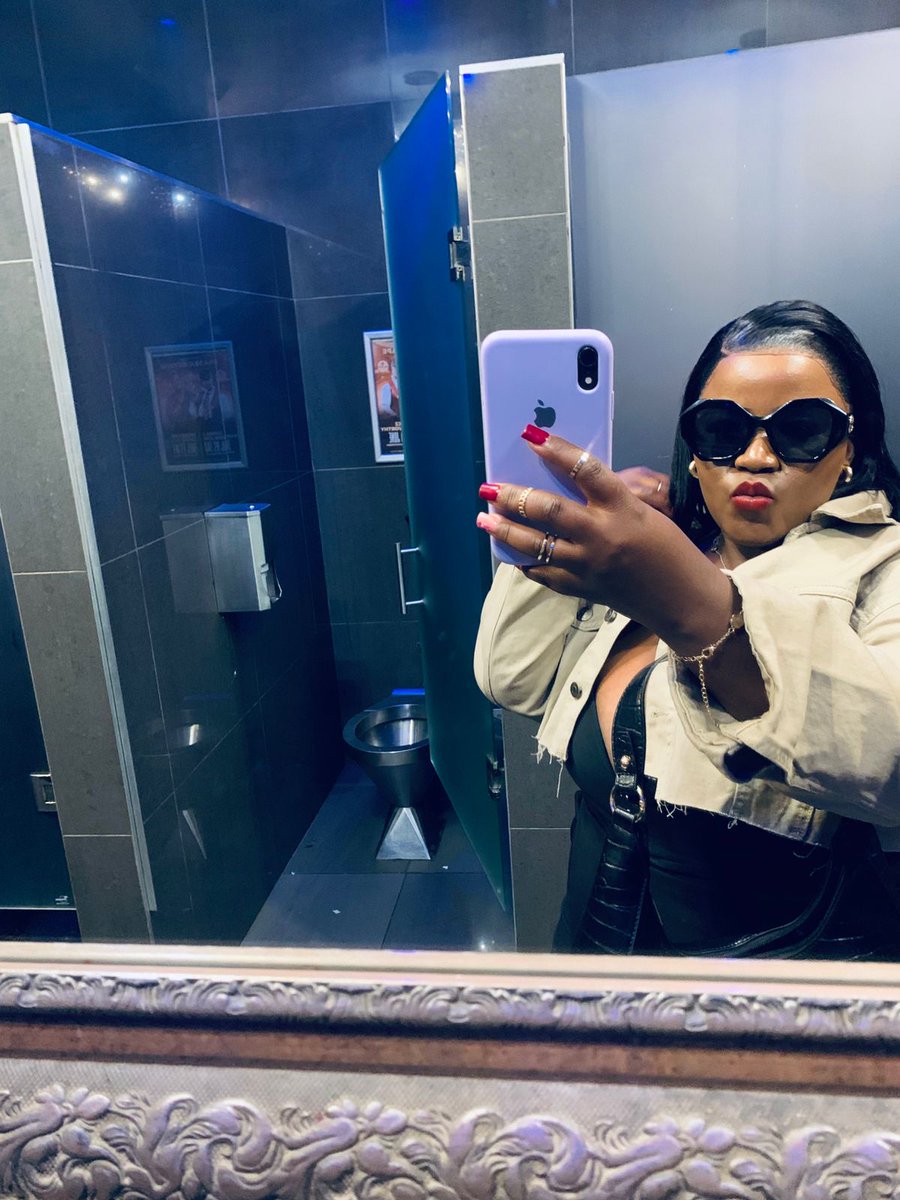 DlaminyPenelope's tweet image. Slaying the game, even in the bathroom