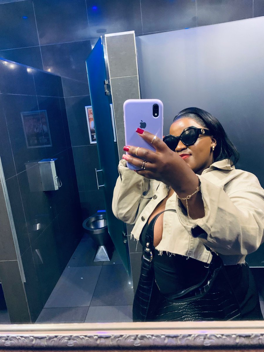 DlaminyPenelope's tweet image. Slaying the game, even in the bathroom