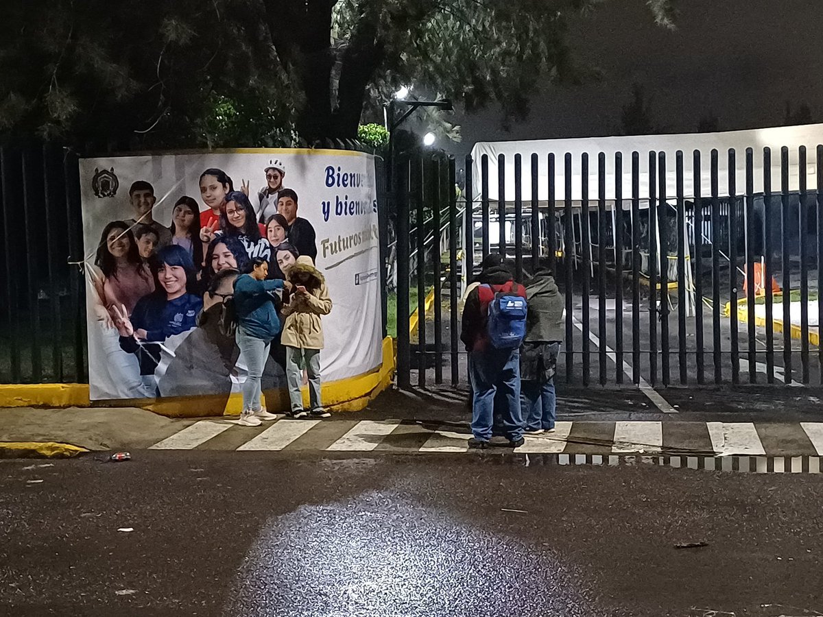 UMSNH

Los primeros  de la fila el.dia de hoy desde las 4:30 AM

📸 Juan T.