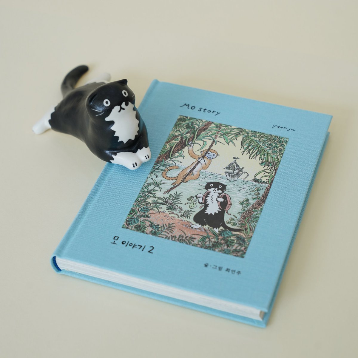 <모 이야기2>가 정식 출간되었습니다.
🍀
뜨거운 여름날, 어린 고양이 모는 태어나 처음으로 심부름을 떠나요.
바로 섬마을에 사는 후 할아버지께 낡은 선풍기를 고칠 나사를 가져다드리는 일이지요.
모는 검은 곰이 만들어 준 촛대 배를 타고 강을 건너 무사히 할아버지 집에 도착할 수 있을까요?