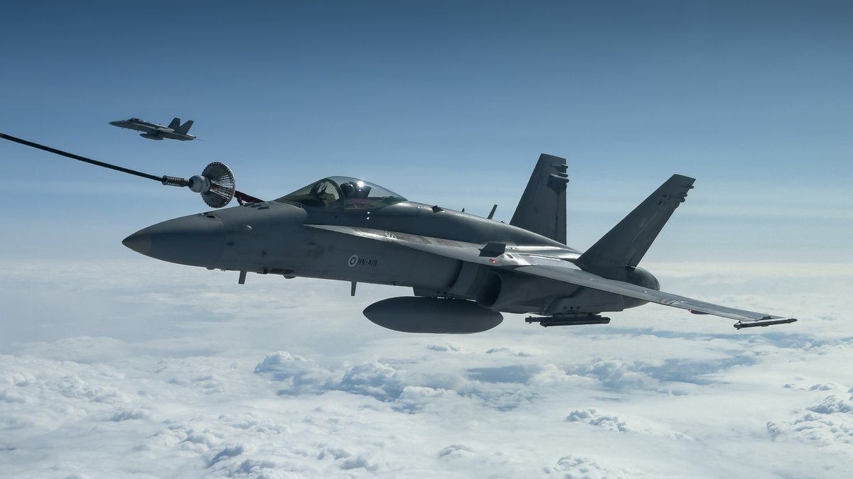 NATO_AIRCOM's tweet image. During #atlantictrident25 🇺🇸 Tankers expertly refueled 🇫🇮 F/A-18s. They joined 🇫🇷 & 🇬🇧 in cross-servicing of 4th and 5th generation fighters, with technicians working to service another nation's fighter jets, on top of developing ACE tactics. #WeAreNATO
📷 Filip Modrzejewski