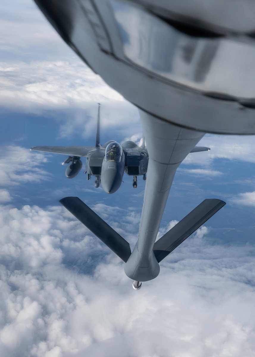 NATO_AIRCOM's tweet image. During #atlantictrident25 🇺🇸 Tankers expertly refueled 🇫🇮 F/A-18s. They joined 🇫🇷 & 🇬🇧 in cross-servicing of 4th and 5th generation fighters, with technicians working to service another nation's fighter jets, on top of developing ACE tactics. #WeAreNATO
📷 Filip Modrzejewski
