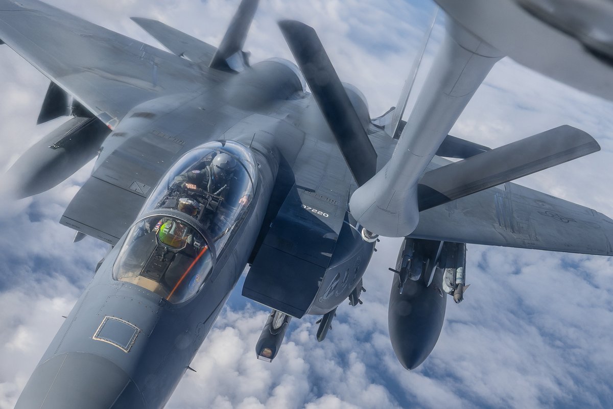 NATO_AIRCOM's tweet image. During #atlantictrident25 🇺🇸 Tankers expertly refueled 🇫🇮 F/A-18s. They joined 🇫🇷 & 🇬🇧 in cross-servicing of 4th and 5th generation fighters, with technicians working to service another nation's fighter jets, on top of developing ACE tactics. #WeAreNATO
📷 Filip Modrzejewski