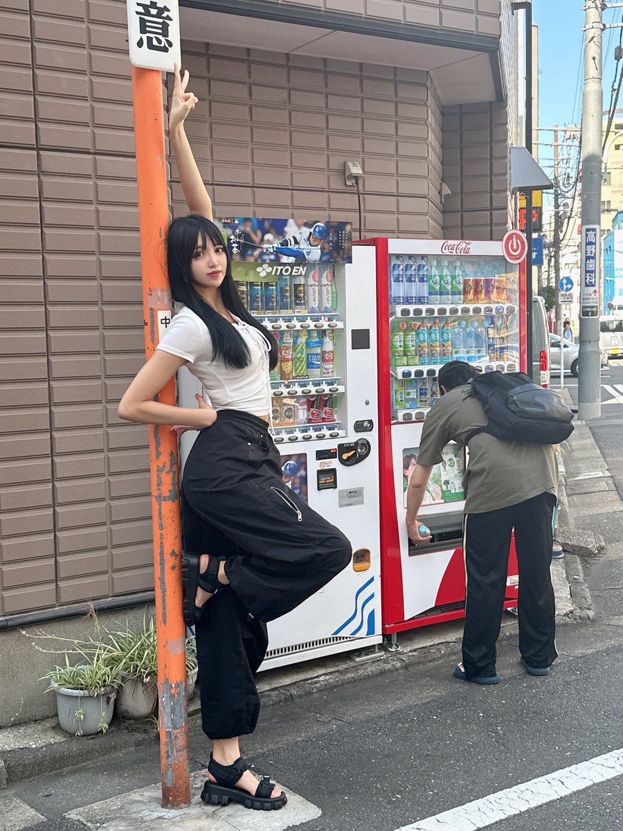 miramira_184cm's tweet photo. 自販機よりデカい私がグラビアをしたら時代を席巻できると思う。 https://t.co/sRzyDn9anL