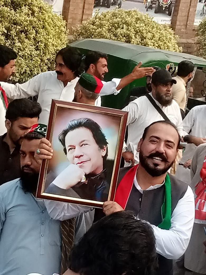 عمران خان ہمارا لیڈر، نظریہ اور ہم سب کی پہچان ہے۔
حکومتیں،عہدے چھوڑیں،ہماری جان و مال سب کچھ اس پر قربان۔
کوئی عمران خان کو مائنس نہیں کرسکتا،جنہوں نے عمران خان کے ساتھ غداری اور بےوفائی کی ہے،انکی نسلیں بھی غدار کہلائینگی،اب عمران خان کی رہائی کے لئے فیصلہ کن اقدامات ناگزیر ہیں