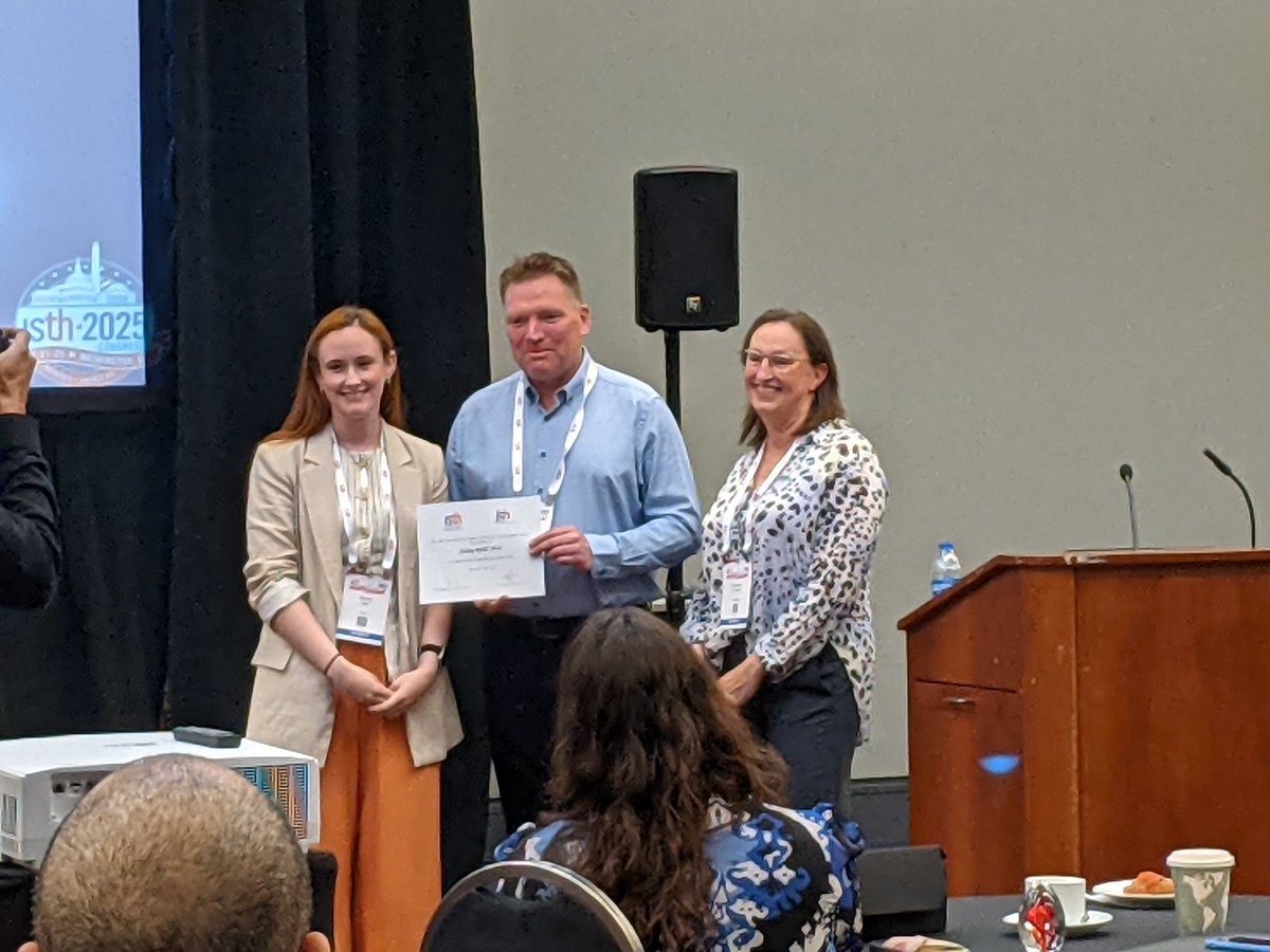 Dr Aisling Rehill receiving award from <a href="/JTHjournal/">JTH</a> for her reviewing efforts 👏 #ISTH2025 <a href="/AislingRehill/">Dr Aisling Rehill🇮🇪🇺🇦🇵🇸</a>