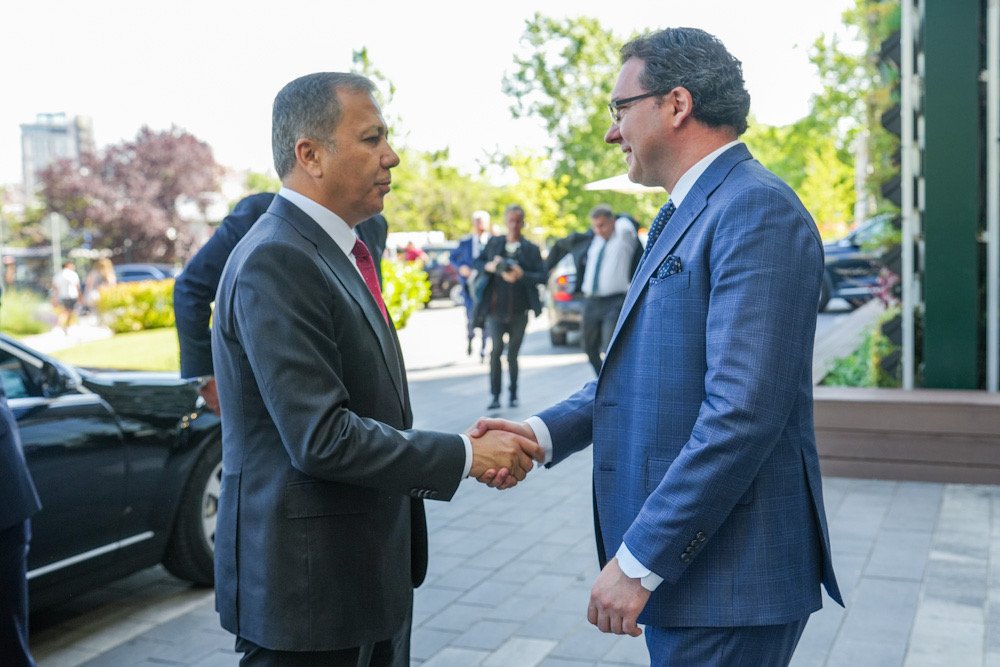 DanielMitov's tweet image. Met with Turkish Interior Minister Ali Yerlikaya to discuss our strong partnership π§π¬πΉπ·. Together, weβre working to combat illegal migration, transnational crime, and terrorism. Continued cooperation is key to ensuring security and progress in the region.