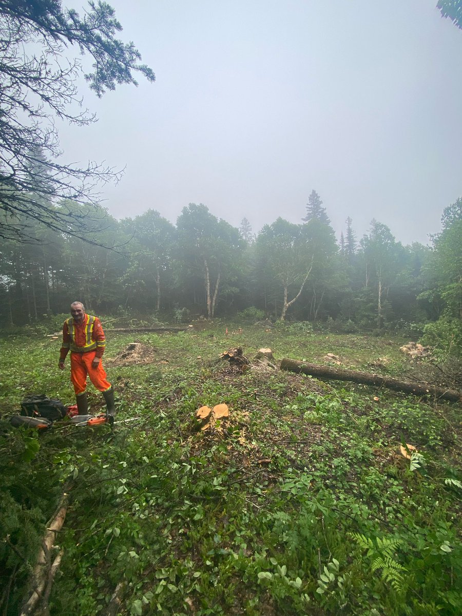 ExsicsE's tweet image. From hilltops to lowlands, there is a need to fly drill rigs into properties when dragging the rigs is too challenging. Our crews are busy creating Heli and Drill pads for upcoming drilling programs throughout Ontario.