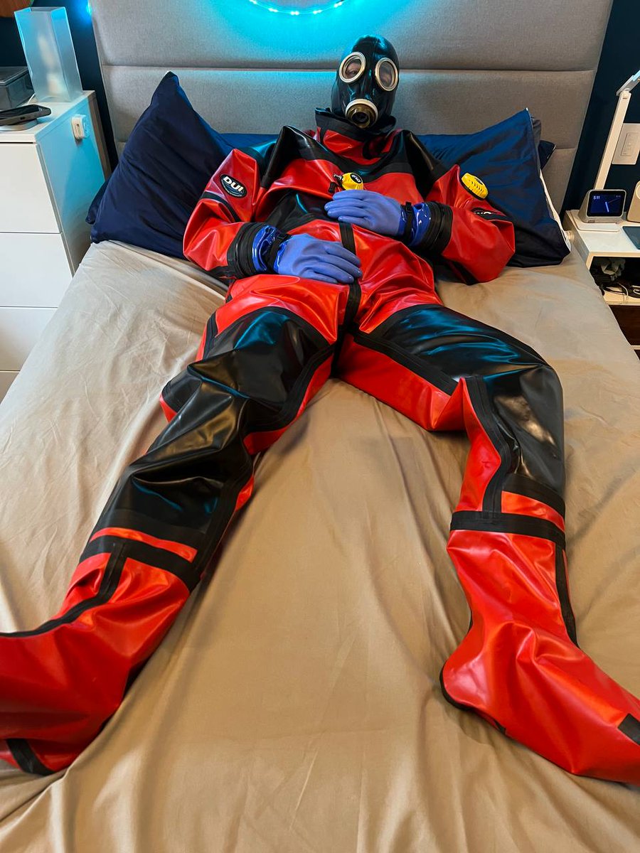 My first time in a drysuit, and loved it! Thanks <a href="/sfrubbergear/">sfrubbergear</a> for letting me try it out and eventually letting me out 😈